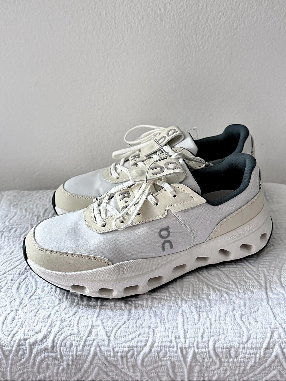 On THE ROGER Wildcard Women’s 8 Ivory Evergreen CloudTec Phase NIB